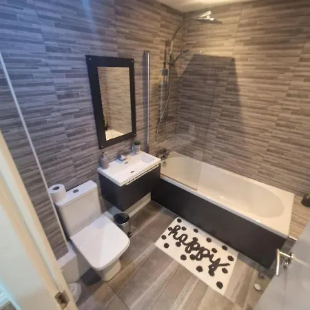 The Hidden Gem Of Leeds With Parking - Sleeps 4 *